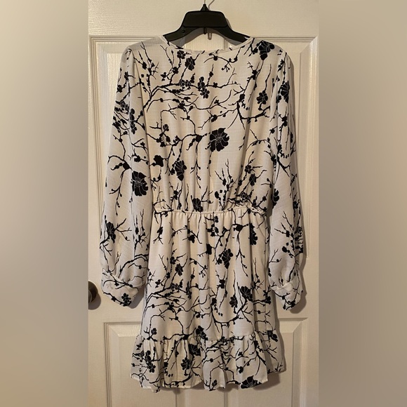 Saints & Hearts Linen Floral Wrap Black & White Dress-Size Large - Picture 5 of 7